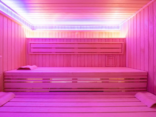Wohnung mieten in Gemünd? Da haben wir was für Sie! Moderne Sauna mit rosa Beleuchtung und Holzliegen mit Kopfstützen