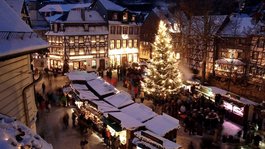 Eifel-Urlaub: Weihnachtsmärkte der Region Weihnachtsmarkt mit beleuchtetem Baum und verschneiten Fachwerkhäusern bei Nacht