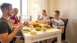 Autumn Short Break in the National Park | Gemünder Ferienpark Family sitting at table enjoying breakfast with juice and bread