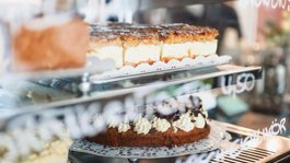 Eifel holidays: Insider tips from Gemünd Display case with assorted cakes and pastries in a café