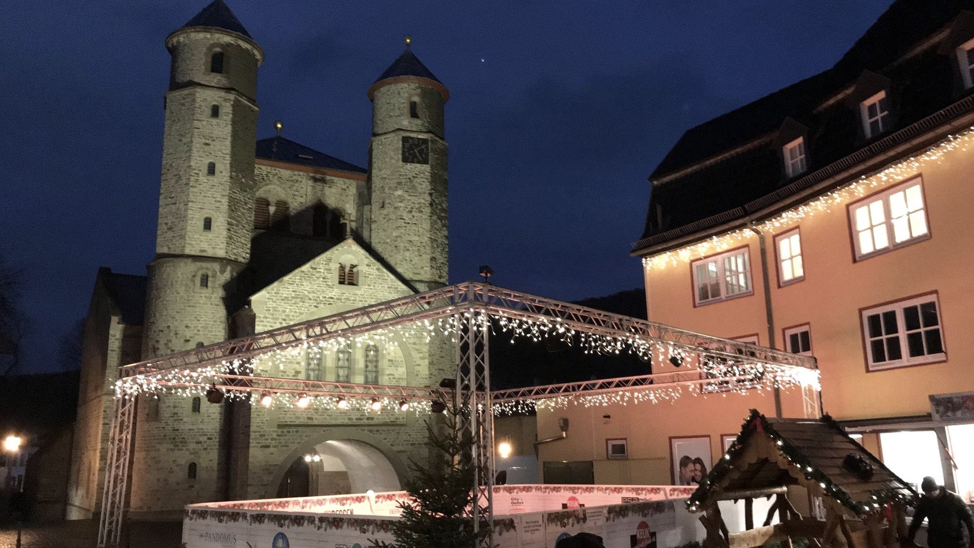 Eifel-Urlaub: Weihnachtsmärkte der Region Weihnachtlich beleuchtete Eisbahn vor historischem Gebäude bei Nacht
