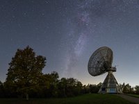 Herbst und Winterzauber in der Eifel genießen Radio-Observatorium unter klarem Nachthimmel mit sichtbarer Milchstraße