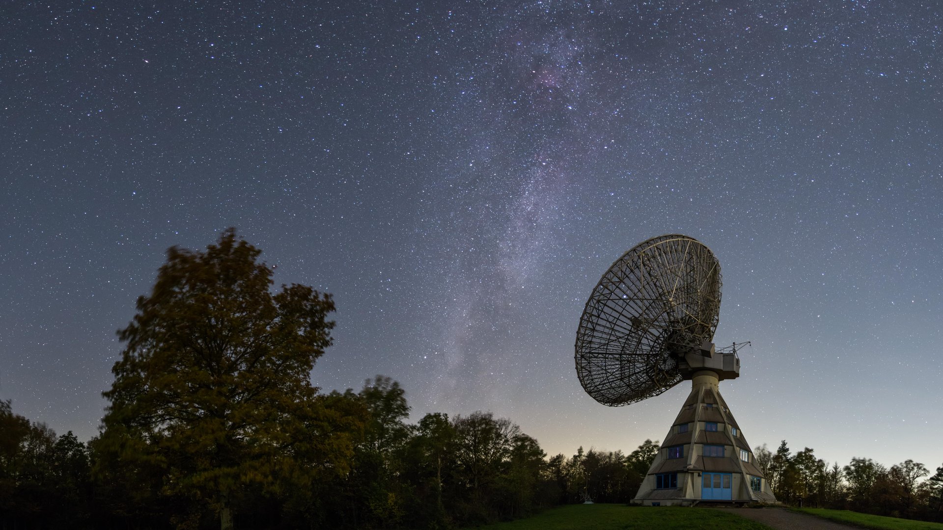 Sternenpark Eifel erleben – Urlaub unter dem Sternenhimmel Radio-Observatorium unter klarem Nachthimmel mit sichtbarer Milchstraße