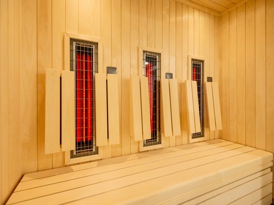 Wohnung mieten in Gemünd? Da haben wir was für Sie! Infrarotkabine mit Holzbank und Heizstrahlern an der Holzwand