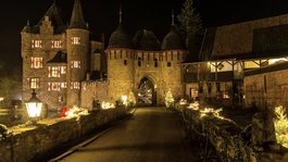 Eifel-Urlaub: Weihnachtsmärkte der Region Beleuchtetes Schloss bei Nacht mit Weihnachtsbeleuchtung und Dekoration