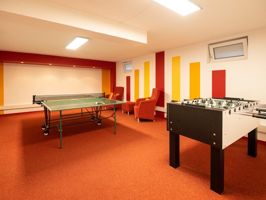 Wohnung mieten in Gemünd? Da haben wir was für Sie! Freizeitraum mit Tischtennis- und Kicker-Tisch sowie zwei Sesseln