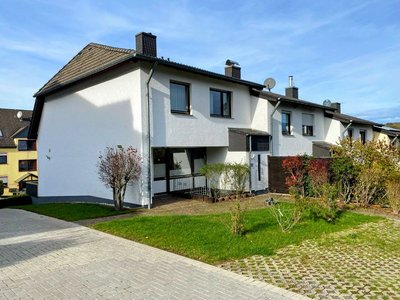 Ihre Unterkunft in der Eifel – Urlaub mit Hund Weißes Reihenhaus mit Garten, Terrasse und gepflastertem Weg