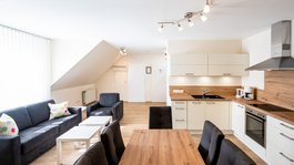 Urlaub in der Eifel mit Hund? Aber natürlich! Helle moderne Wohnküche mit Esstisch, Küche und Sitzecke unter Dachschräge