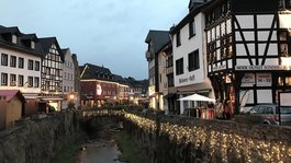 Eifel-Urlaub: Weihnachtsmärkte der Region Abendliche Altstadt mit beleuchtetem Bach und Fachwerkhäusern